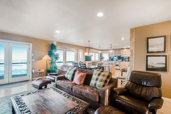 Stunning Oceanfront Retreat with Full Kitchen Private Hot Tub High Speed WiFi - Image 1