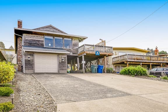 Spacious Coastal Retreat Walk to Beach with Hot Tub and Dog Friendly - Image 1