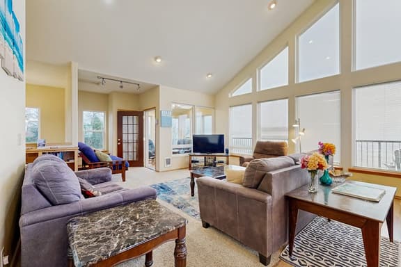 Beautiful Home with Ocean Lake and Mountain Views Gas Grill and Free WiFi - Image 1