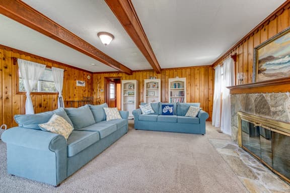 Convenient Home with Ocean View and Great Location Close to Beach Access Town - Image 1