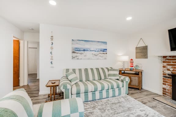 Oceanfront dog friendly home with sunny deck ocean view and washer dryer - Image 1