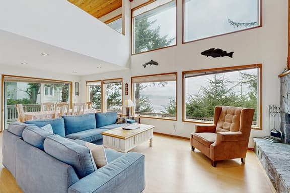 Beautiful Home Above Maxwell Point with Huge Balcony and Stunning Ocean Views - Image 1