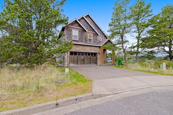 Dog friendly coastal retreat with a game room patio grill jetted tub and with D - Image 1