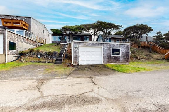 Vintage Style Home with Easy Beach Access Dog friendly - Image 1