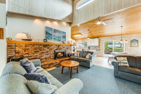 Spacious family home with ocean view balcony deck and fireplace dogs OK - Image 1