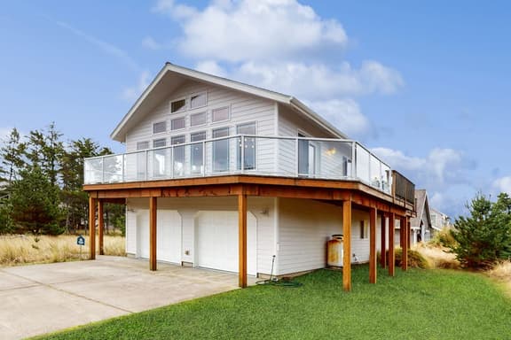 Bright remodeled home with furnished deck and private beach access dog friendly - Image 1