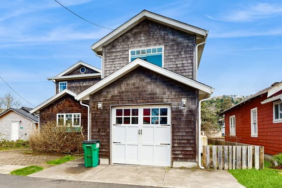 Dog friendly beach home with firepit private hot tub beach access and arcade - Image 1