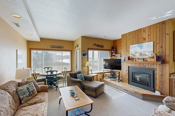 Comfortable ocean view condo with easy access to downtown - Image 1
