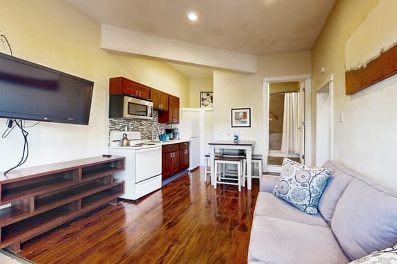 Cozy Coastal Condo Near from the Beach - Image 1