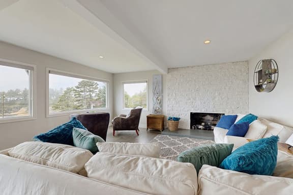 Spectacular Dog Friendly Home with Panoramic Views Free WiFi Game Room Yard - Image 1