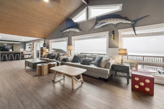 Oceanfront dog friendly house with deck private hot tub and stunning views - Image 1