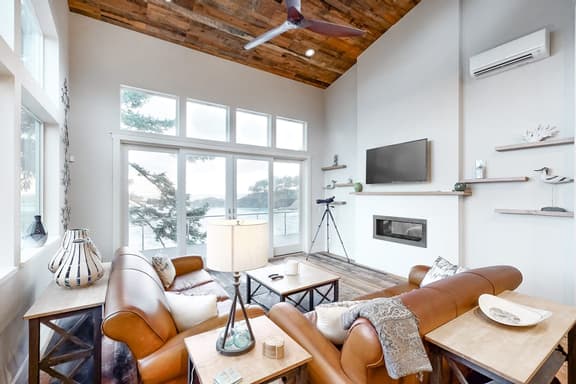 Dreamy oceanfront retreat with spacious deck and high speed WiFi dogs OK - Image 1