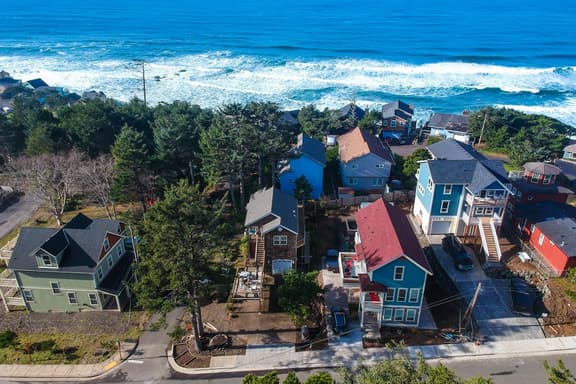 Spacious dog friendly home with WiFi and fireplace near the beach - Image 1