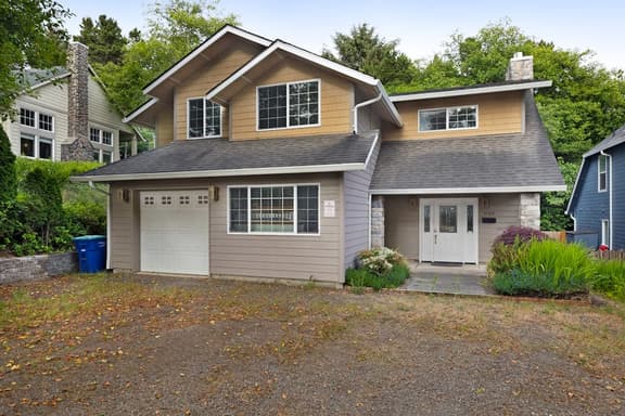Dog friendly home with enclosed yard game room private hot tub near the beach - Image 1