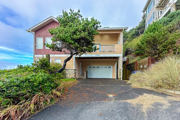 Beautiful home on the ocean with beach views deck bbq WiFi and streaming - Image 1