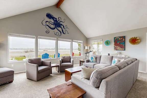 Dog Friendly Bayfront Beauty with a Private Hot Tub Free WiFi and Washer Dryer - Image 1