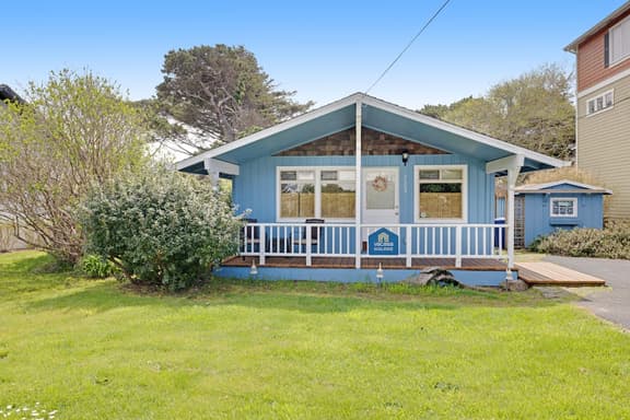 Cozy Dog Friendly Getaway Close to the Beach Includes Deck - Image 1
