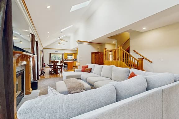Expansive family friendly home with a private hot tub walk to the beach - Image 1