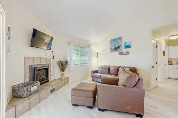 Cozy Dog-Friendly, Family Retreat Near the Beach - Image 1