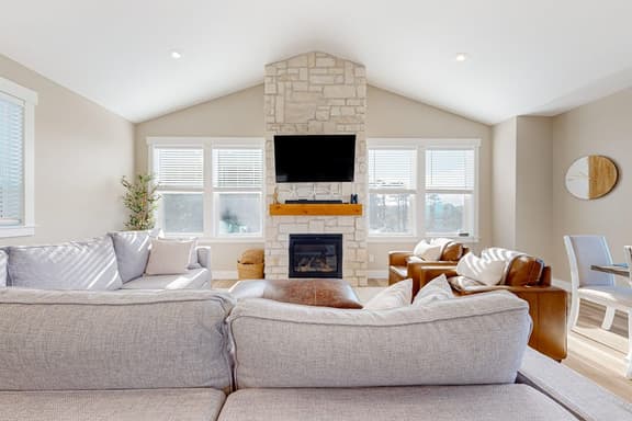Beautiful and spacious oceanview home with hot tub and foosball table - Image 1