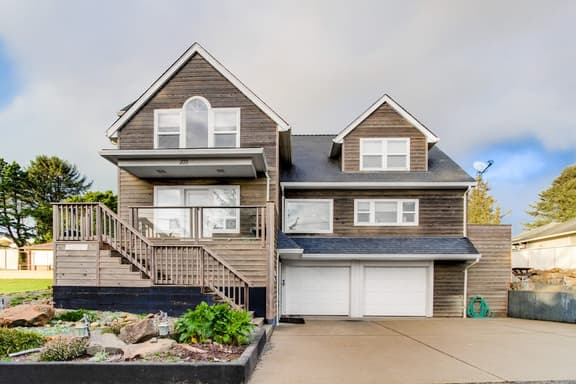 Enormous ocean view homes with firepit and deck short walk to the beach - Image 1
