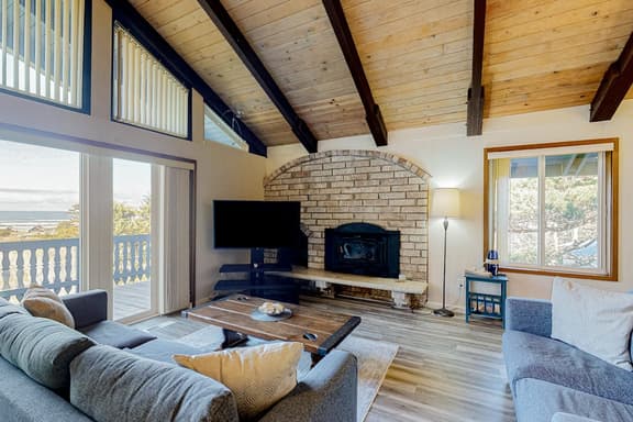 Quaint Dog Friendly Escape Near Town and Beach with Ocean Views and High Speed WiFi - Image 1