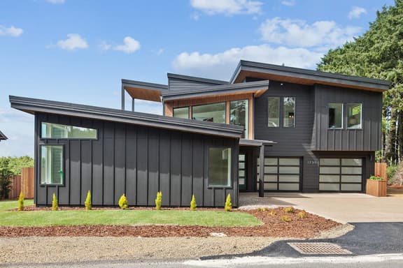 Spacious home with ocean view enclosed yard fireplace hut tub washer and dryer - Image 1