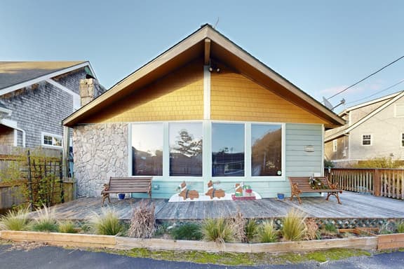 Two Blocks to Beach Vintage House with Tranquil Garden - Image 1