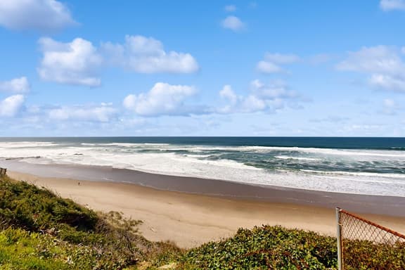 Oceanfront dog friendly home with 180 degree view deck and great location - Image 1