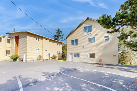Great for Big Groups Three Dog Friendly Condos Lovely Views Walk to Beach - Image 1