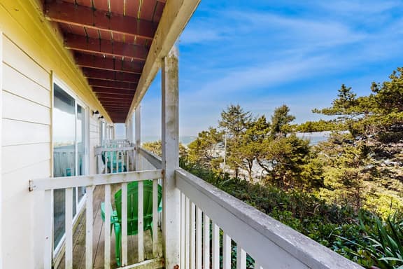 Lower Level Studio with Ocean Views and Easy Beach Access Dog Friendly - Image 1