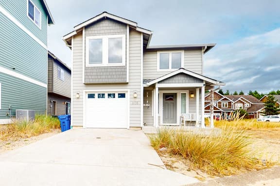 Stunning home with fireplace firepit and central AC short walk to the beach - Image 1