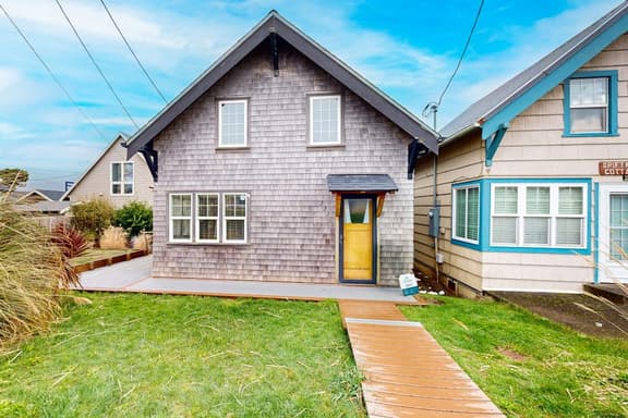 Bright and Airy Cottage Right in Town Across Street from the Beach - Image 1