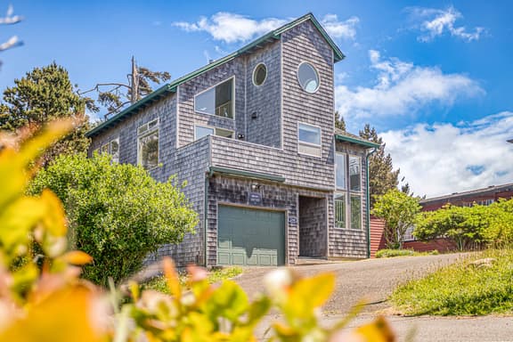 Panoramic Ocean Views & Cozy Coastal Escape - Image 1