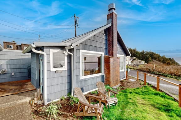 Quaint oceanfront hideaway with open layout fireplace central AC and gas grill - Image 1