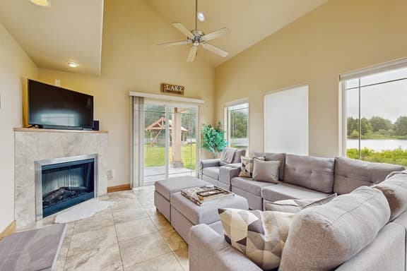 Lakefront end townhouse with kayaks and fishing dock walk to beach dogs welcome - Image 1