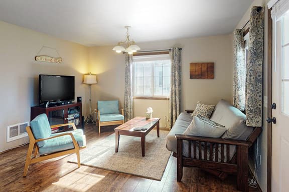 Dog Friendly Cottage with Deck WiFi and Washer Dryer Near Beaches Clamming - Image 1