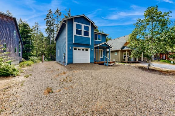 Open concept Home with Deck Fire pit WIFI and Near Trails and Beach - Image 1