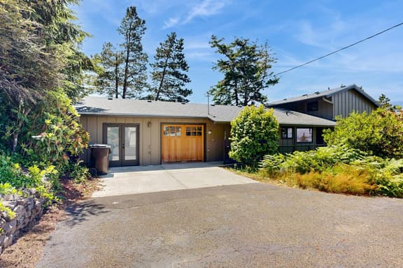Bay view dog friendly home with a pool table and children s items - Image 1