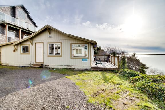 Bright Oceanfront Home with Stunning Pacific and Bay Views Near Town - Image 1