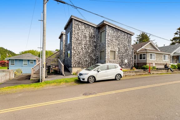Dog friendly home with water views washer dryer and fireplace close to beaches - Image 1