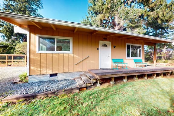Cozy home in peaceful neighborhood near park beach shops and restaurants - Image 1