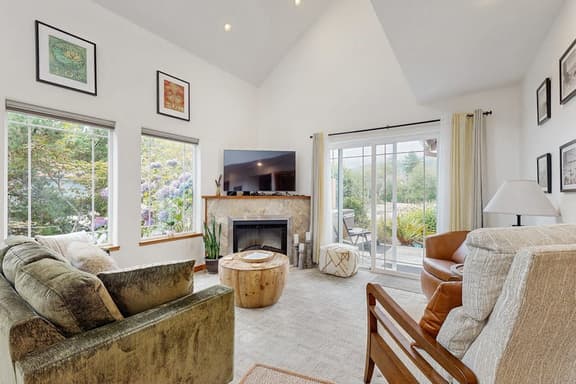 Beautiful lake view home with hot tub kayaks and bike two blocks to beach - Image 1