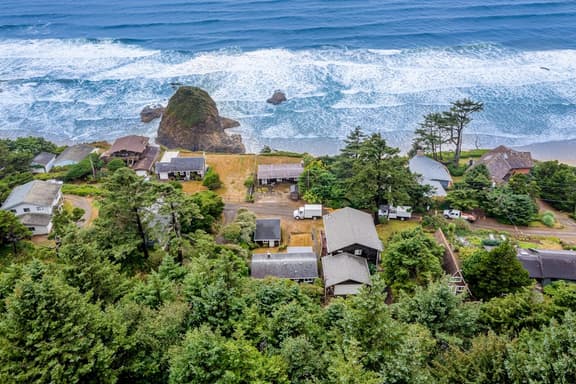 Cozy dog friendly home with ocean views a private hot tub and washer and dryer - Image 1