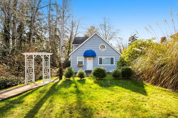 Two story getaway with a washer dryer central AC and WiFi dogs welcome - Image 1