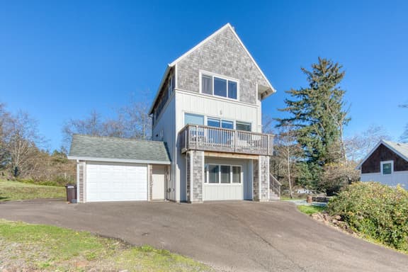 Spacious Homey Dog Friendly House with Fireplace and Beach and Ocean Views - Image 1
