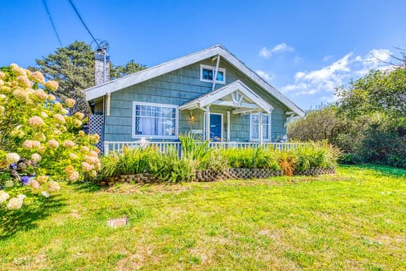 Dog friendly welcoming classic beach cottage with water views - Image 1