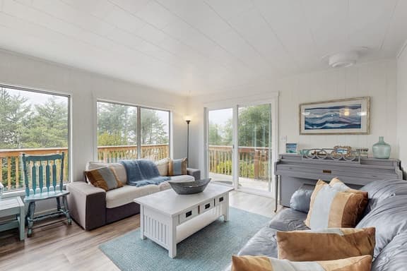 Spacious dog friendly home with ocean views full kitchen washer and dryer - Image 1