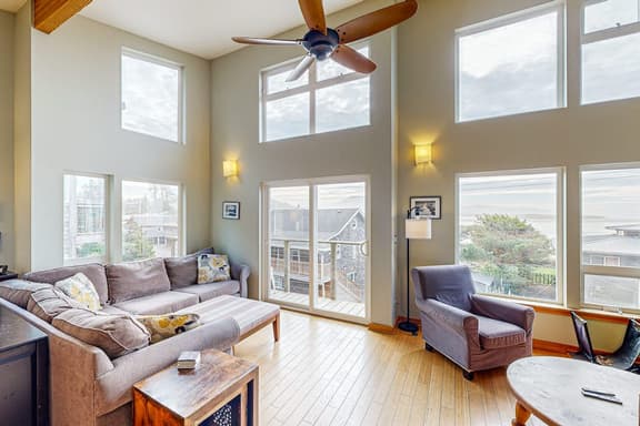Luxurious Dog Friendly Home with Ocean Views Beach Access and Free WiFi - Image 1