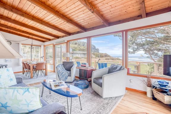 Oceanfront cottage with hot tub beach access fireplace and WiFi Dog friendly - Image 1